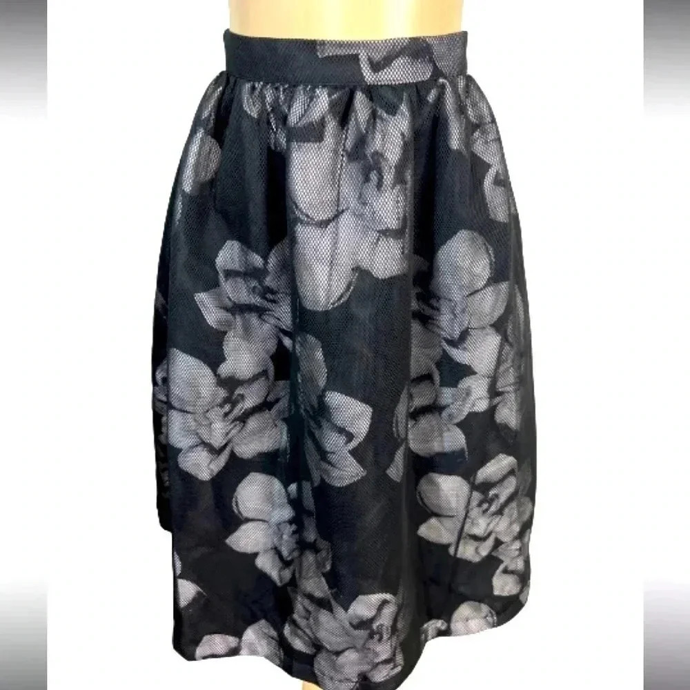 FOREVER 21 SKIRT BLACK AND WHITE‎  FLORAL PRINT FISHNET SKATER STYLE SIZE MEDIUM